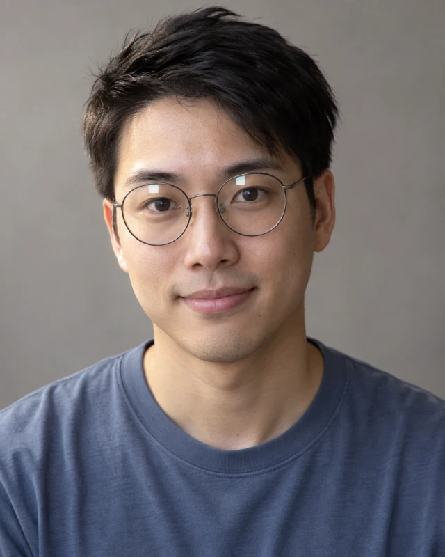 둥근 안경을 쓴 성인 · 눈을 비켜가는 렌즈 반사